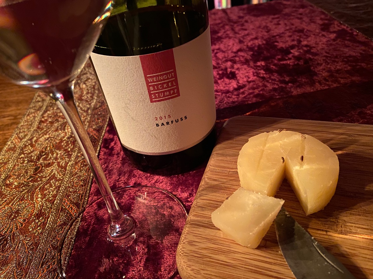 Bottle of Franken Silvaner and cut handkäse for Eat+Trink