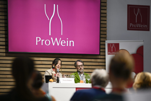 Paula Sidore and Stuart Pigott on stage of Prowein Forum Trend Talks