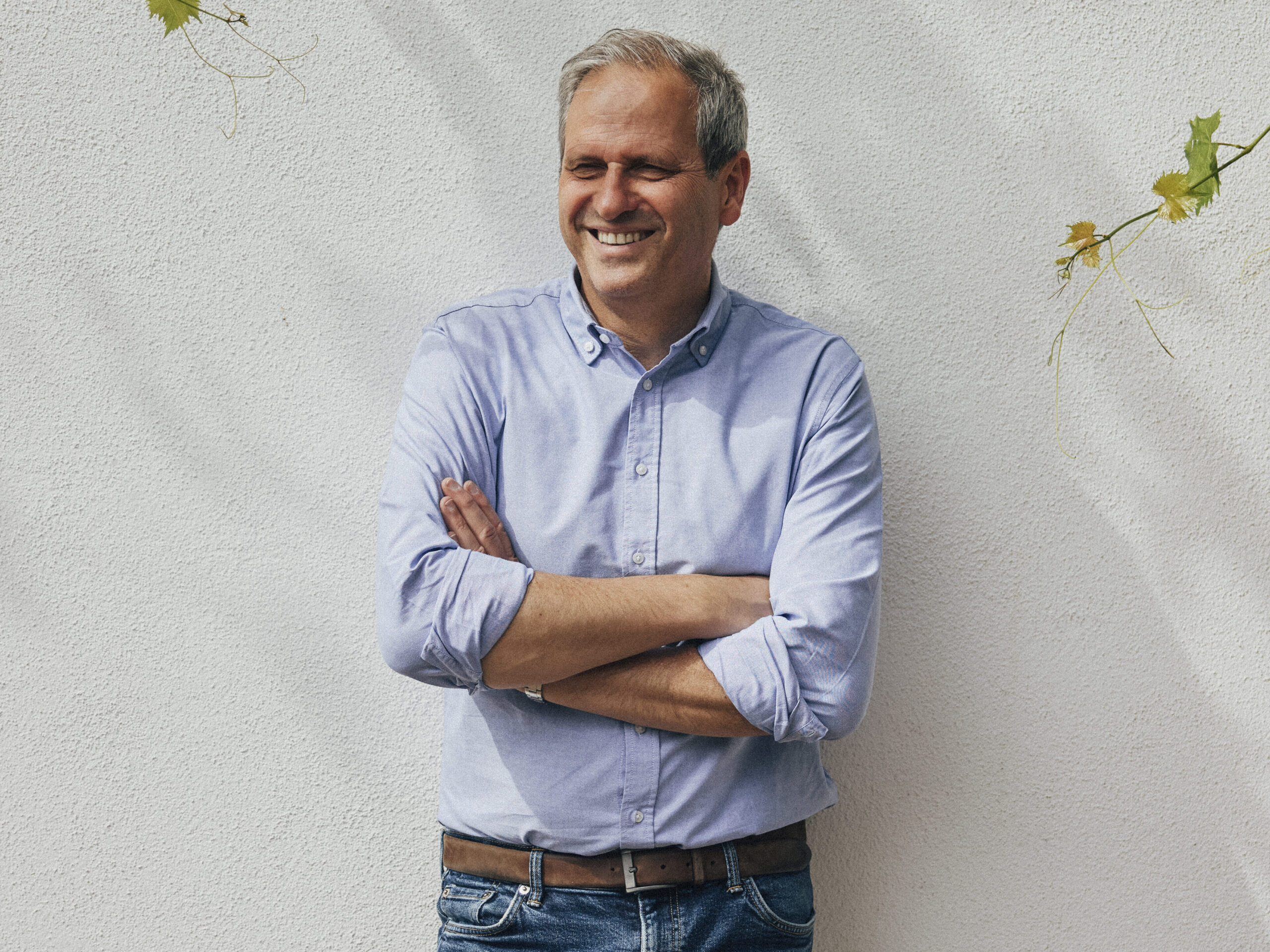 VDP President Steffen Christmann stands in front of a white wall, outdoors