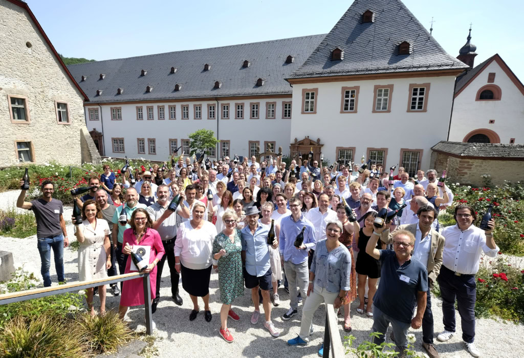 International sparkling festival participants in front of Kloster Eberbach